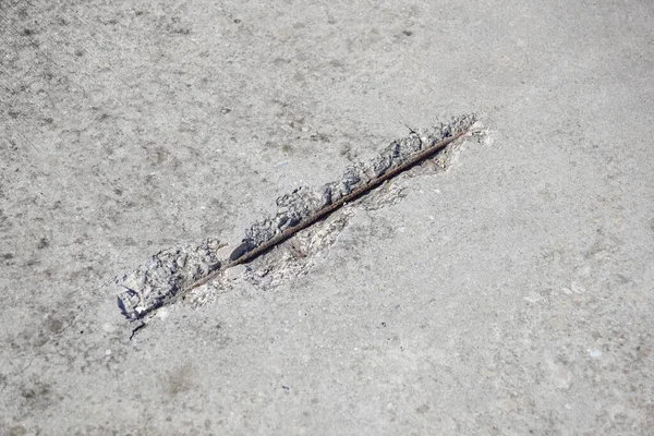 A törött cement fal és sérült, amíg nem látta az acél keret belsejében — Stock Fotó