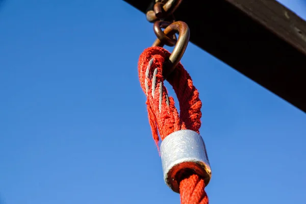 Détail de l'extrémité de corde ancrée dans des crochets — Photo