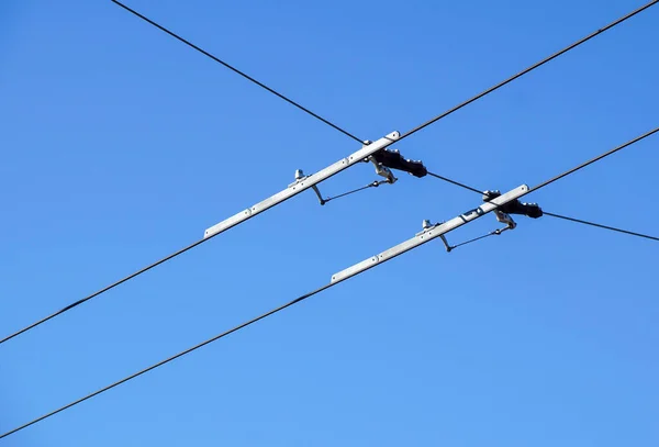 路面電車の電線がトロリーの頭上だトラム。青空 — ストック写真