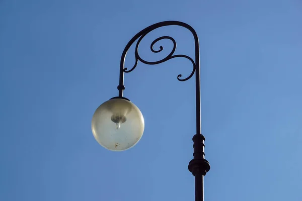 Лампа пост електроенергетики з блакитним небом — стокове фото