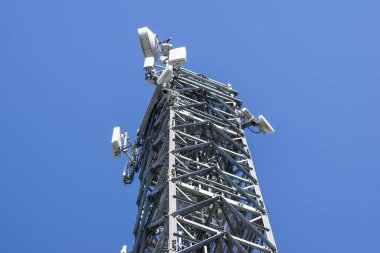 Gsm ve kablosuz bağlantı için üst görünüm iletişim anten kulesi