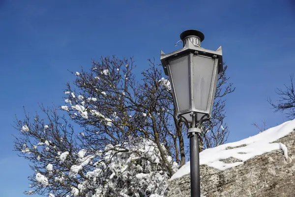 Vintage Street poste lâmpada no dia de inverno — Fotografia de Stock