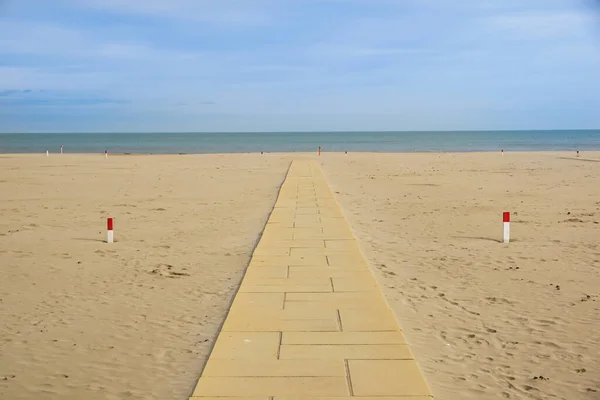 Passerella sulla spiaggia. camminamento di comunicazione tra spiaggia e mare — Foto Stock