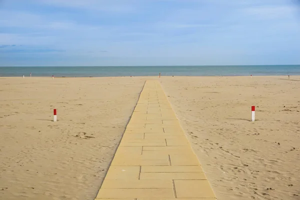 Paseo marítimo. pasarela de comunicación entre playa y mar —  Fotos de Stock