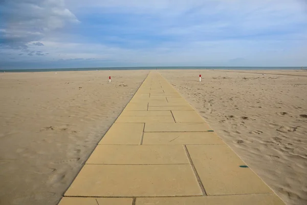 Passerella sulla spiaggia. camminamento di comunicazione tra spiaggia e mare — Foto Stock