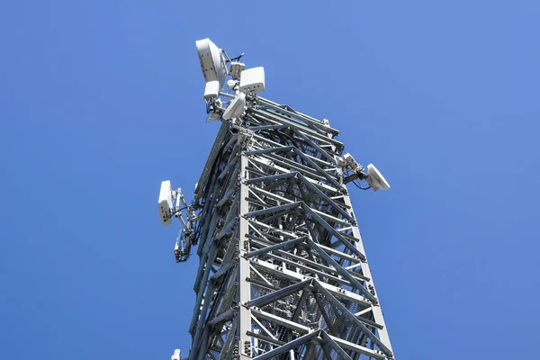 Tour d'antenne de communication de vue de dessus pour le gsm et la connexion sans fil — Photo