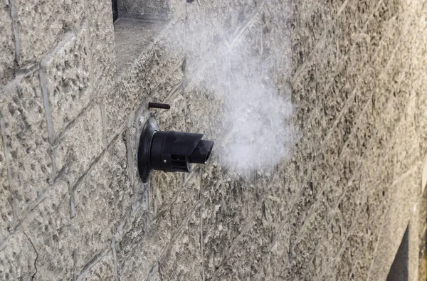 Skorsten för rökutlopp på väggen. Tvångscirkulation lufttät dubbel panna. Utomhusrök- och luftintag. — Stockfoto