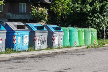 İtalya, Roma, 17 Mart 2020: Çöp, geri dönüşüm ve bahçe atıkları için geniş yeşil tekerlekli çöp bidonları sırası