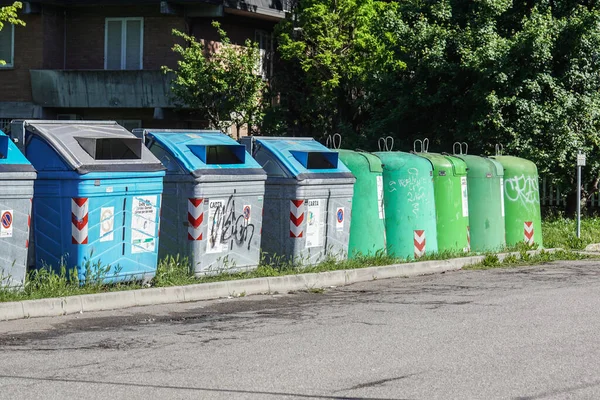 Italië, Rome, 17 maart 2020: Rij van grote groene vuilnisbakken voor afval, recycling en tuinafval — Stockfoto