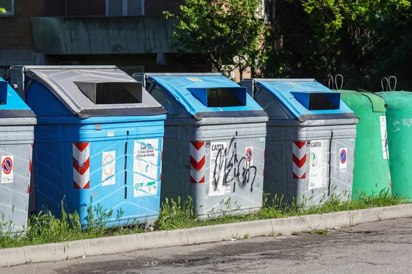 Itália, Roma, 17 de março de 2020: Fila de grandes caixas de rodas verdes para lixo, reciclagem e resíduos de jardim — Fotografia de Stock