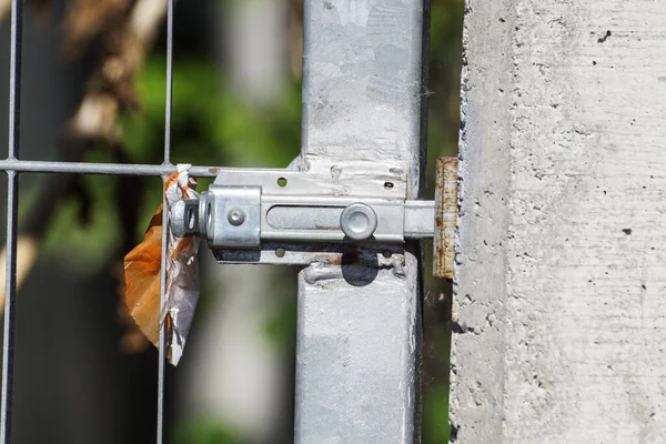 Zilveren deurgrendel op een houten deur. close-up — Stockfoto