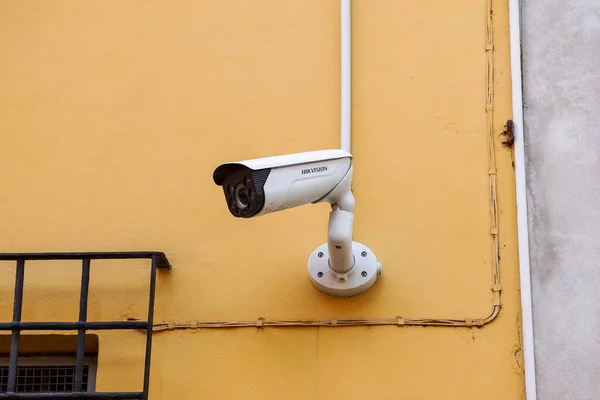 Milão, Itália - 11 de maio de 2019: Câmera de vigilância por vídeo Hikvision na parede colocada ao redor da casa Imagem De Stock