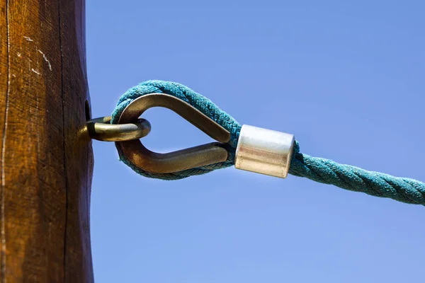 Rostig bygel ansluta lyftsele och rep bundna knut — Stockfoto