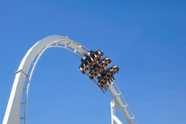 Lunapark trenine bin ve mavi gökyüzüne doğru dön