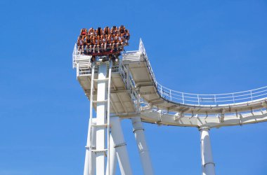 Gardaland, 20 Haziran 2019. Hız treni Gardaland parkında çığlık atan gençler