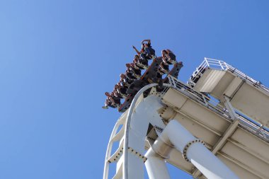 Gardaland, 20 Haziran 2019. Hız treni Gardaland parkında çığlık atan gençler