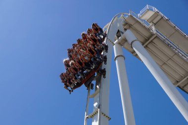 Gardaland, 20 Haziran 2019. Hız treni Gardaland parkında çığlık atan gençler