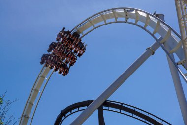 Gardaland, 20 Haziran 2019. Hız treni Gardaland parkında çığlık atan gençler