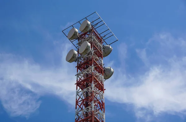 Tour de télécommunication avec une lumière du soleil. Utilisé pour transmettre des signaux de télévision. — Photo