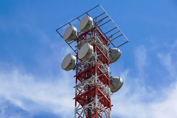 Torre di telecomunicazione con luce solare. Utilizzato per trasmettere segnali televisivi. — Foto Stock