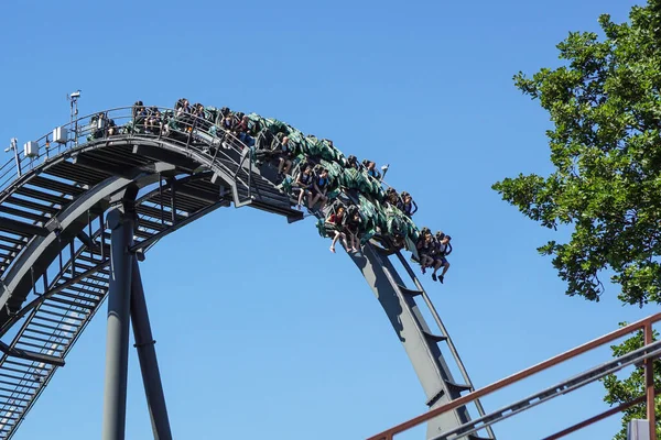 Gardaland, 20 Haziran 2019. Hız treni Gardaland parkında çığlık atan gençler — Stok fotoğraf