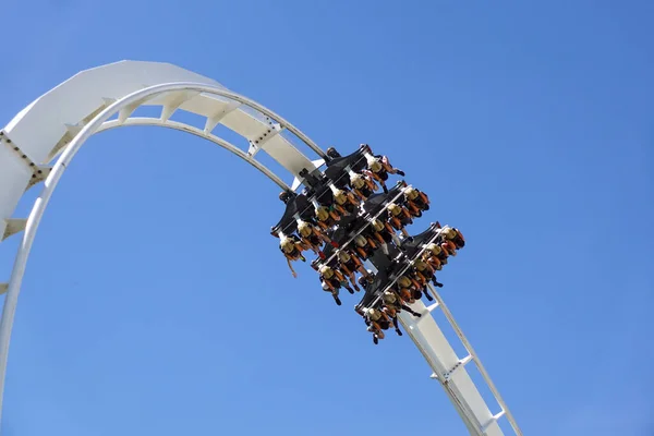 Horská dráha se točí vzhůru nohama. Twist and turns of the modern steel roller coaster — Stock fotografie