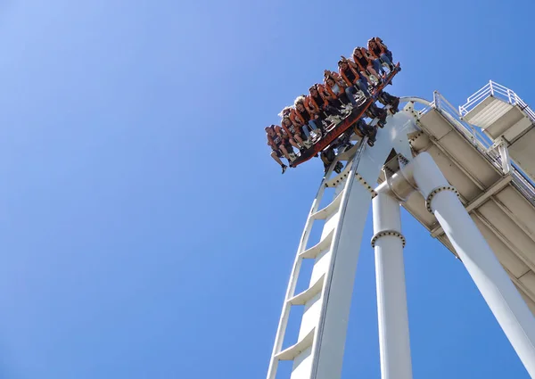 Gardaland, Włochy 20 czerwiec 2019. Młodzi ludzie krzyczą podczas jazdy na kolejce górskiej Gardaland Park — Zdjęcie stockowe