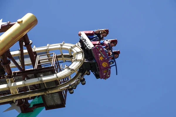 Gardaland, Italien 20. Juni 2019. Junge Leute schreien während einer Fahrt in der Achterbahn Gardaland Park — Stockfoto