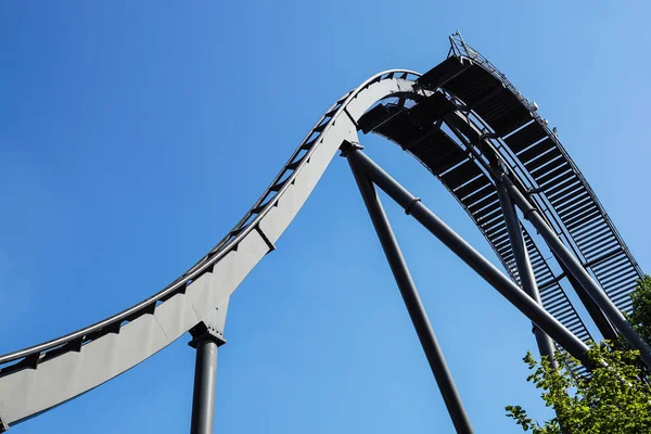 Rollercoaster trilha contra um céu azul brilhante — Fotografia de Stock