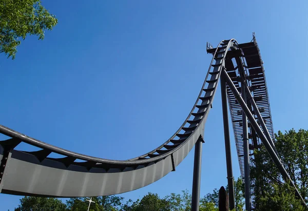 Rollercoaster utwór przeciwko genialne niebieskie niebo — Zdjęcie stockowe