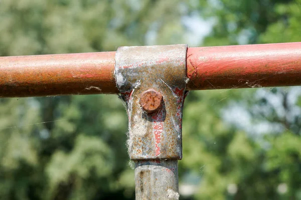 Steigerstang buisklem en onderdelen, Een belangrijk onderdeel van de bouwkracht om te steiger klemmen in gebruikte close-up op de bouwplaats, platforms voor het podium structuur ondersteuning . — Stockfoto