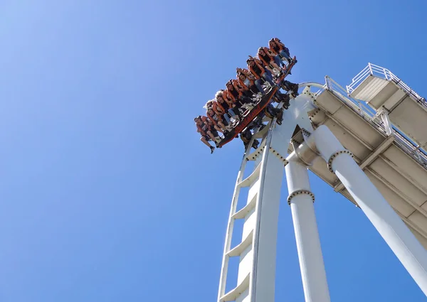 Gardaland, Włochy 20 czerwiec 2019. Młodzi ludzie krzyczą podczas jazdy na kolejce górskiej Gardaland Park — Zdjęcie stockowe