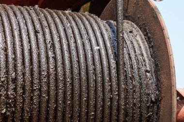 Çelik kabloyu saran büyük bir vincin ayrıntıları