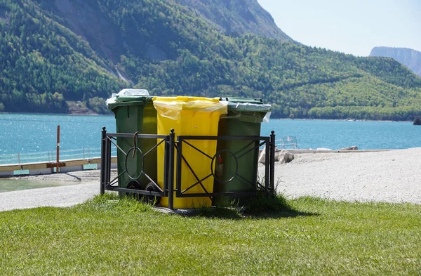 Bunte Tonnen für die Sammlung von Recyclingmaterialien — Stockfoto