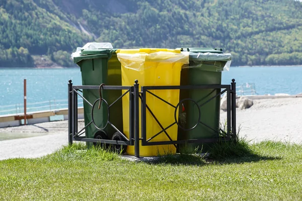 Bunte Tonnen für die Sammlung von Recyclingmaterialien — Stockfoto