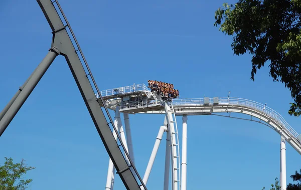 Rollercoaster pisti yavaşlıyor. Mavi gökyüzü arkaplanı — Stok fotoğraf