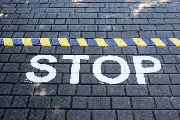 Stop scritto sul pavimento immagine concetto di asfalto — Foto Stock