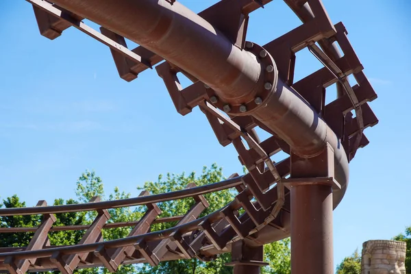 Primo piano di rollercoaster pista curva verso il basso — Foto Stock