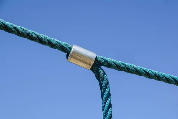 Touwen samengevoegd met blauwe lucht op de achtergrond — Stockfoto