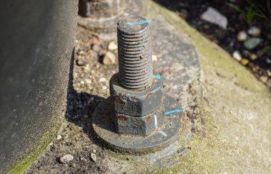 Metal plakalı beton bloğun parçası büyük fındıklarla tutturulmuş..