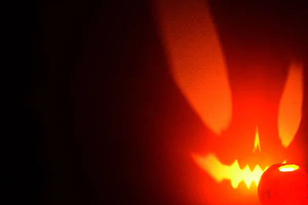 Черный Хэллоуин фон с светящимся джек-о-фонарем. Глин — стоковое фото