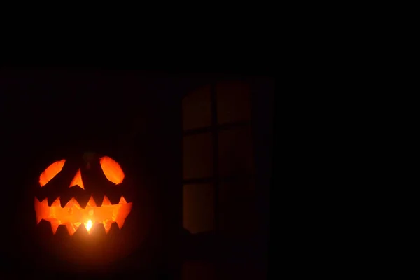 Czarny tło Halloween z świecącym jack-o-latarnia. Glin. — Zdjęcie stockowe