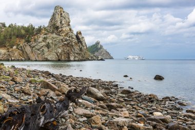 Baykal Gölü kıyısında yukarıda sonbahar gökyüzü