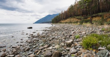 Baykal sahil taşlarla noktalı