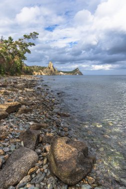 Büyük su kenarındaki taşlara