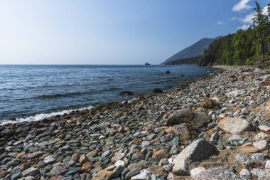 Dalgalar kayalık sahil yıkanmış