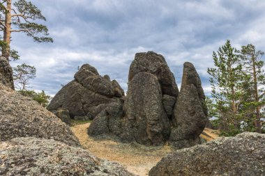 Bir tepenin üstüne taş sütunlar