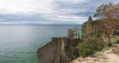 Akşam kayalık deniz kenarı
