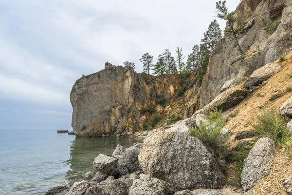 岩の多い海岸線上に下るミステリー — ストック写真