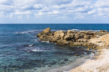 Sahilde kayalık promontory